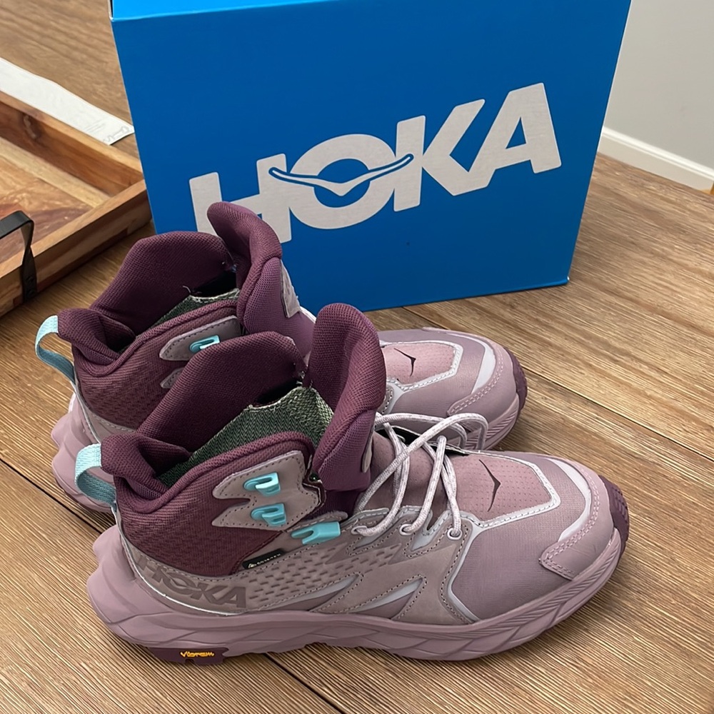 New with box never worn Hoka womens anacapa mid hiking shoe boot waterproof 7.5